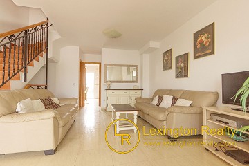 Townhouse with roof terrace and community pool in Lexington Realty