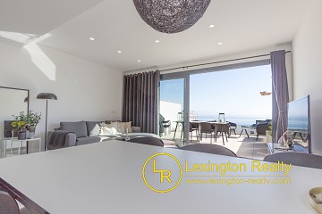 Corner townhouse with sea views in Lexington Realty