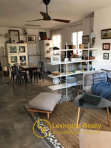 Corner townhouse with community pool in Lexington Realty