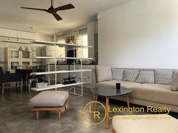 Corner townhouse with community pool in Lexington Realty