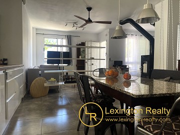 Corner townhouse with community pool in Lexington Realty