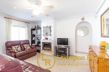 Detached villa with private pool in Lexington Realty