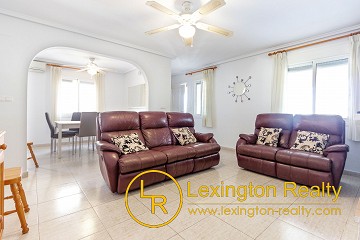 Detached villa with private pool in Lexington Realty