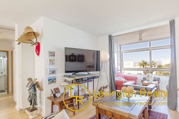 Sea view apartment and community pool in Lexington Realty