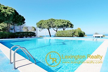 Sea view apartment and community pool in Lexington Realty