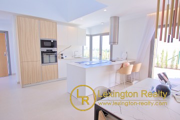 Exclusive villas in Sierra Cortina: Garage, Terrace and private pool in Lexington Realty