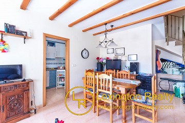 Sunny townhouse with community pool in Lexington Realty