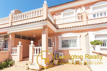 Sunny townhouse with community pool in Lexington Realty