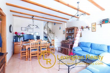 Sunny townhouse with community pool in Lexington Realty