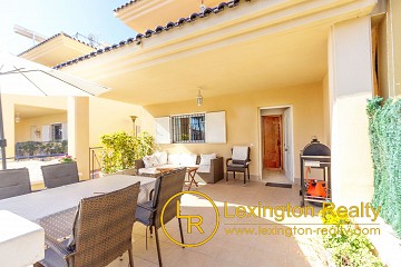 Corner townhouse with garage and community pool in Lexington Realty