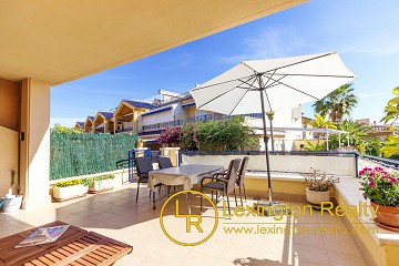 Corner townhouse with garage and community pool in Lexington Realty