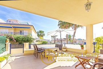 Corner townhouse with garage and community pool in Lexington Realty