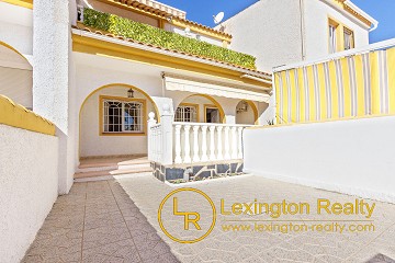 Ground floor apartment with community pool in Lexington Realty