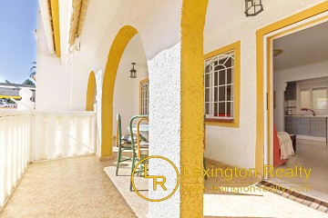 Ground floor apartment with community pool in Lexington Realty