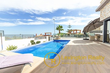 Detached villa with private pool in Lexington Realty