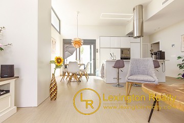 Detached villa with private pool in Lexington Realty