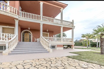 Detached villa with a large garden and private pool in Lexington Realty