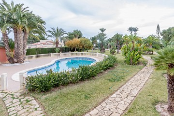 Detached villa with a large garden and private pool in Lexington Realty