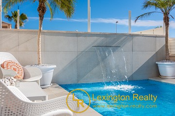 Luxe villa's in Punta Prima in Lexington Realty