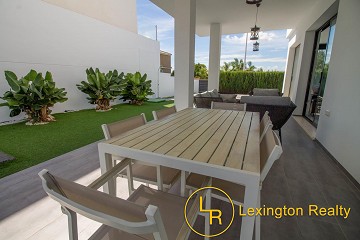 Modern recent build  villa in Lexington Realty