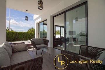 Modern recent build  villa in Lexington Realty