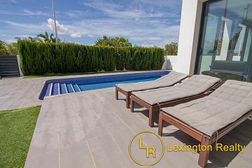 Modern recent build  villa in Lexington Realty