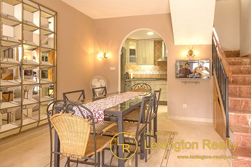 Completely renovated townhouse with community pool in Lexington Realty