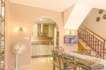 Completely renovated townhouse with community pool in Lexington Realty