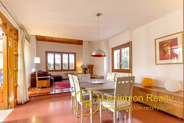 Charming villa in gated area in Lexington Realty