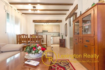 Corner townhouse with community pool in Lexington Realty