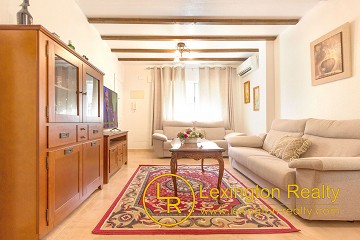 Corner townhouse with community pool in Lexington Realty