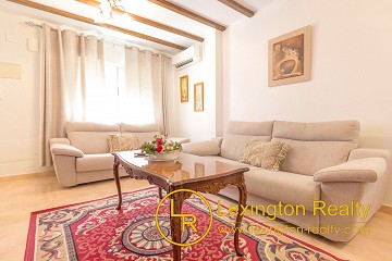 Corner townhouse with community pool in Lexington Realty