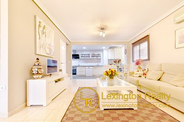 Adosado en esquina completamente renovado in Lexington Realty