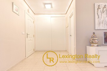 Adosado en esquina completamente renovado in Lexington Realty