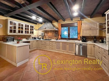 Large villa with guest house in Valverde in Lexington Realty