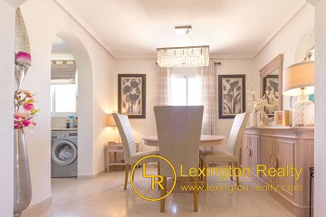 Detached villa with private swimming pool in Lexington Realty