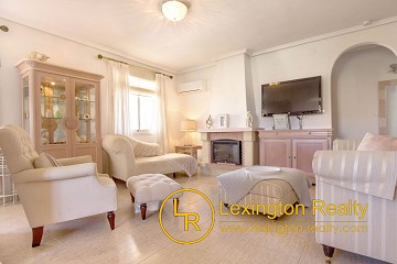 Detached villa with private swimming pool in Lexington Realty