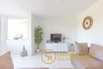 Modernized townhouse in walking distance to the beach in Lexington Realty