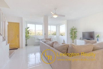 Modernized townhouse in walking distance to the beach in Lexington Realty