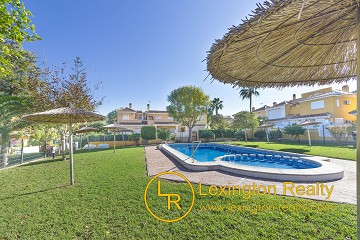 Modernized townhouse in walking distance to the beach in Lexington Realty