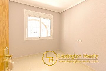 Ground floor apartment with community pool in Lexington Realty