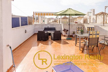 Top floor apartment with seaviews in Lexington Realty