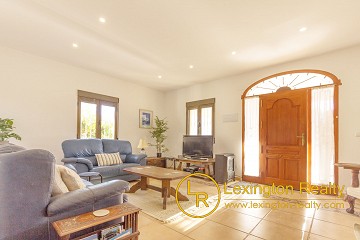 Detached villa in Balsares with guest house and private swimming pool in Lexington Realty