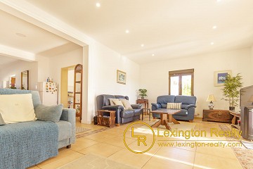 Detached villa in Balsares with guest house and private swimming pool in Lexington Realty